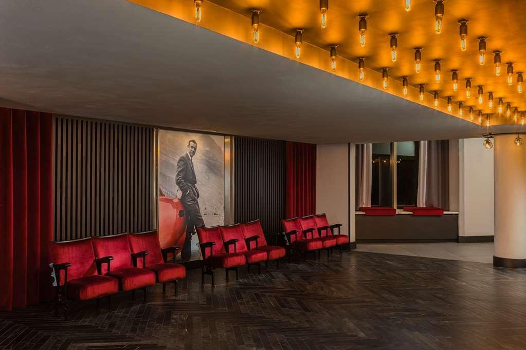 Radisson Red Heathrow Hotel 4*