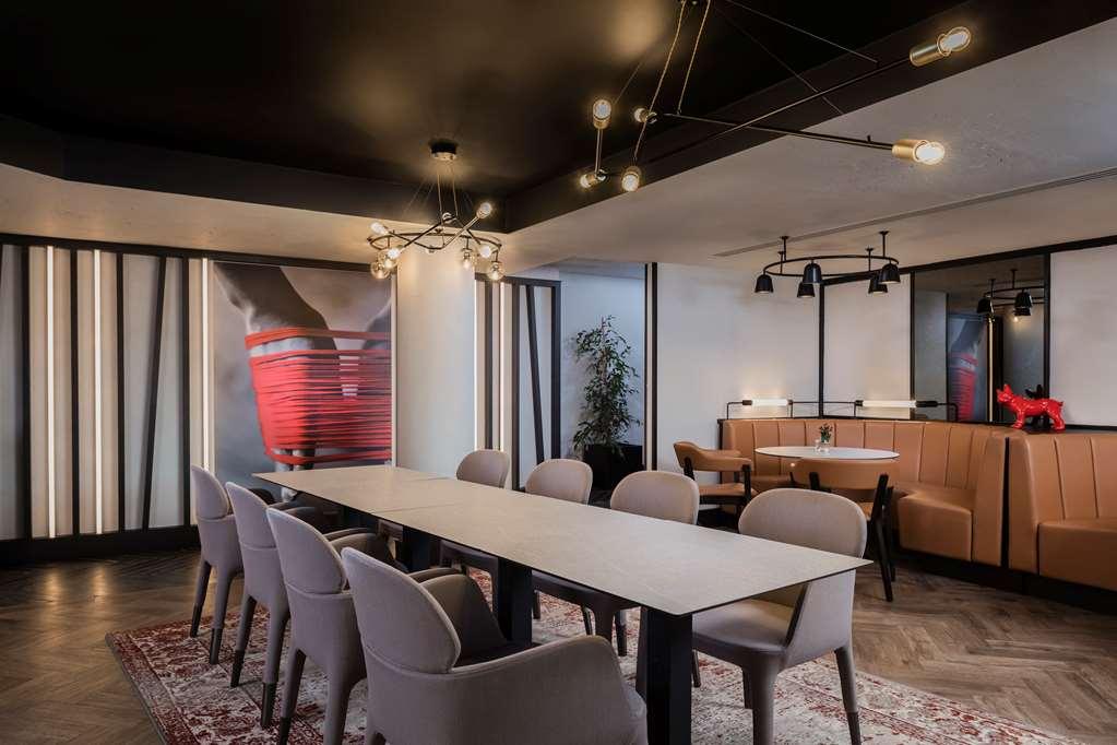 Radisson Red Heathrow 4*