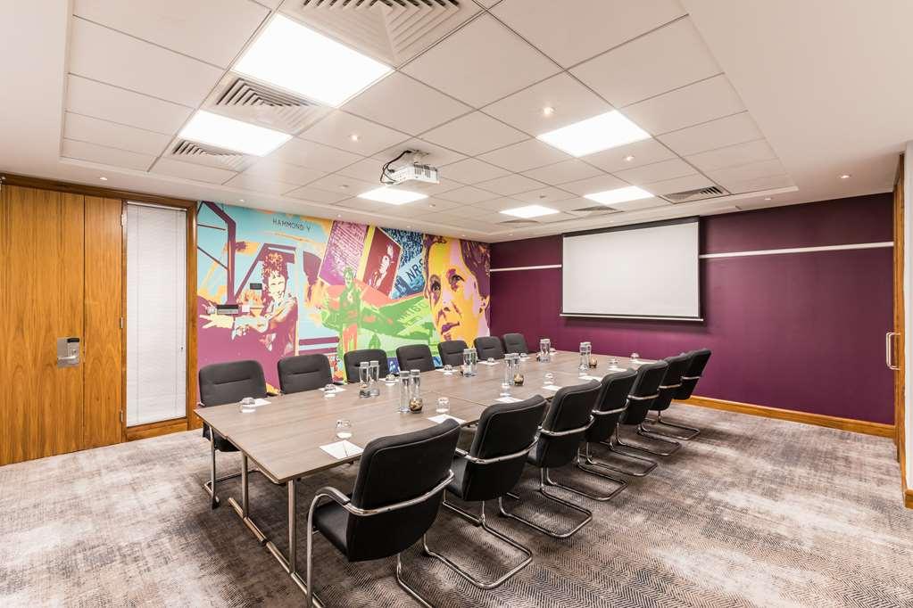 Radisson Red Heathrow Hotel 4*