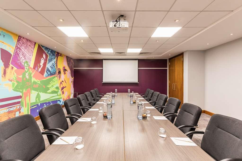 Radisson Red Heathrow Hotel 4*